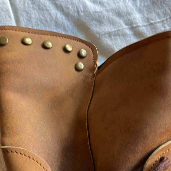No Brand tan boots with ties on each side. Zipper in back. Size 7. New - Picture 5 of 8